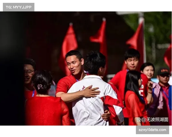 花絮：小球迷冲入场内拥抱偶像，被保安带离时获得全场掌声